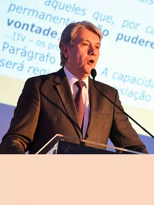 Dr. Oswaldo Peregrina
